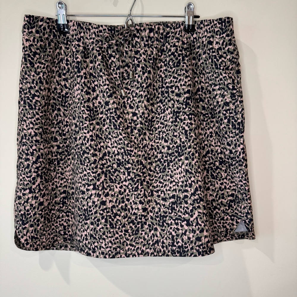 Chico's‎ Zenergy Skort - Black Tan Green Animal Print - Size 1.5 / US 10 - EUC - Picture 7 of 10